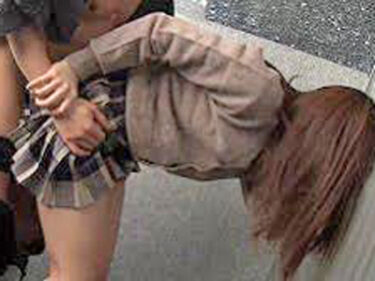 エアコン業者を装った凌辱レ●プ犯に自宅で犯されるJK